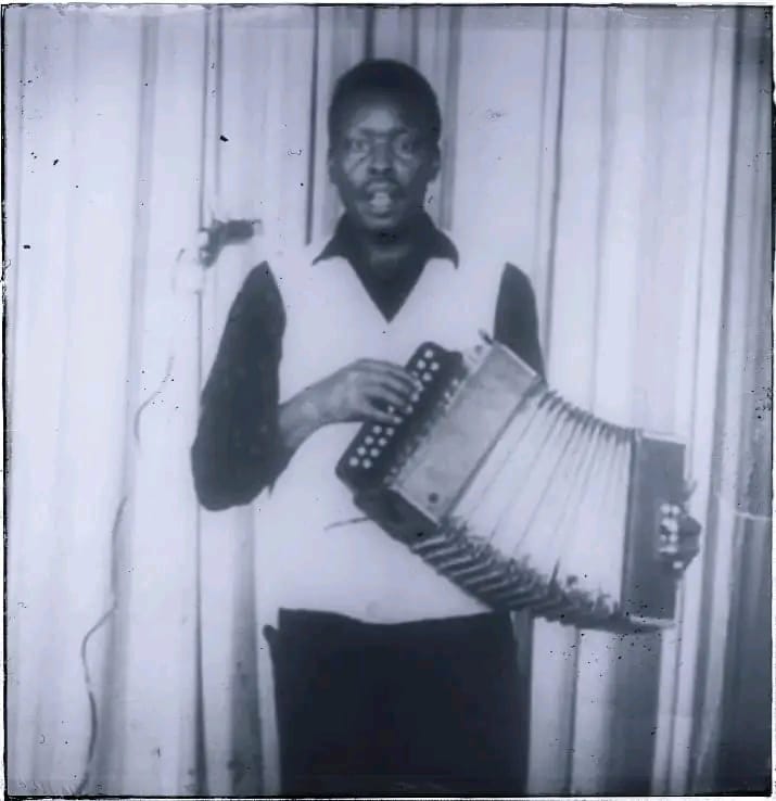 HM Kariuki_Mutige Njene Lyrics